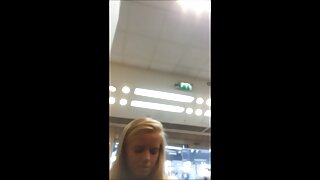 Eine Frau hat einen  ...