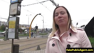 Blondine mit üppigen ...